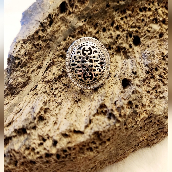 Lia Sophia "Antiquity" Ring with cut crystal - Picture 3 of 7